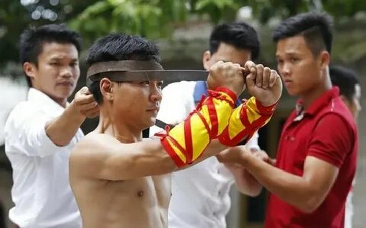 Bé gái 14 tuổi đau bụng, nôn - Cảm hứng video marketing từ Hotspot Matrix